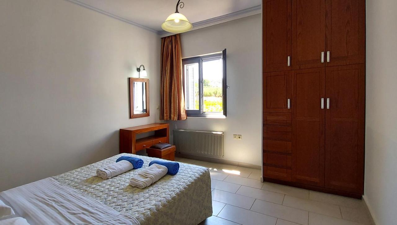 Thealia Apartment Karefiliana Exterior photo