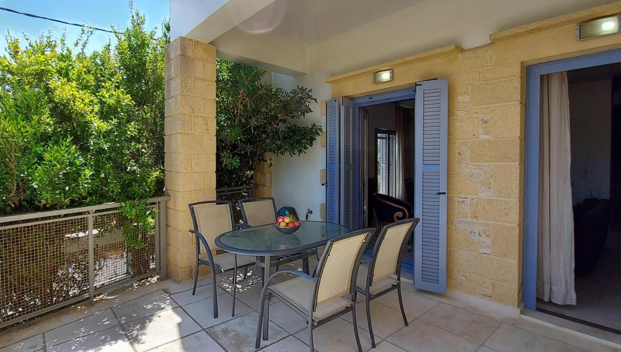 Thealia Apartment Karefiliana Exterior photo