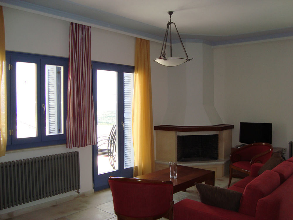 Thealia Apartment Karefiliana Exterior photo